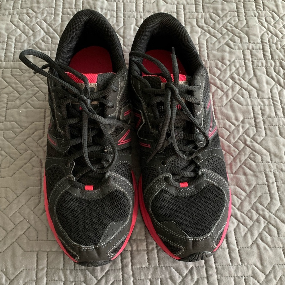 EUC Nee Balance 490 Tennis Shoes Size 9.5